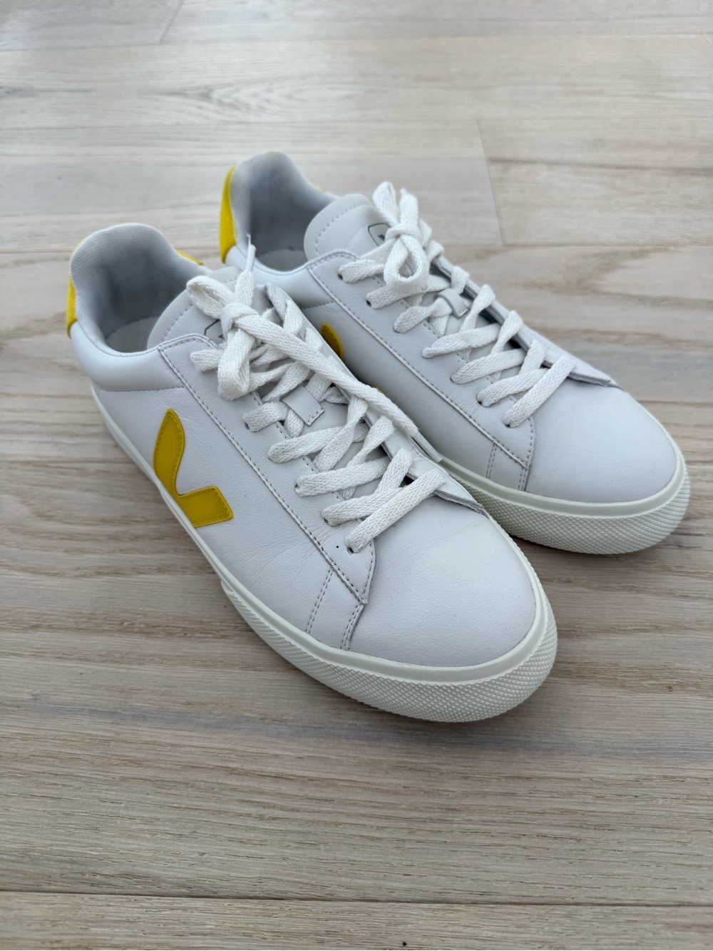 Veja Campo Low Chromefree White
Yellow Sneakers Size 10